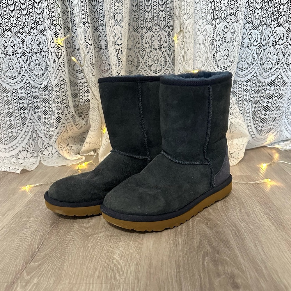 Classic Short UGG II Navy Blue Size 6